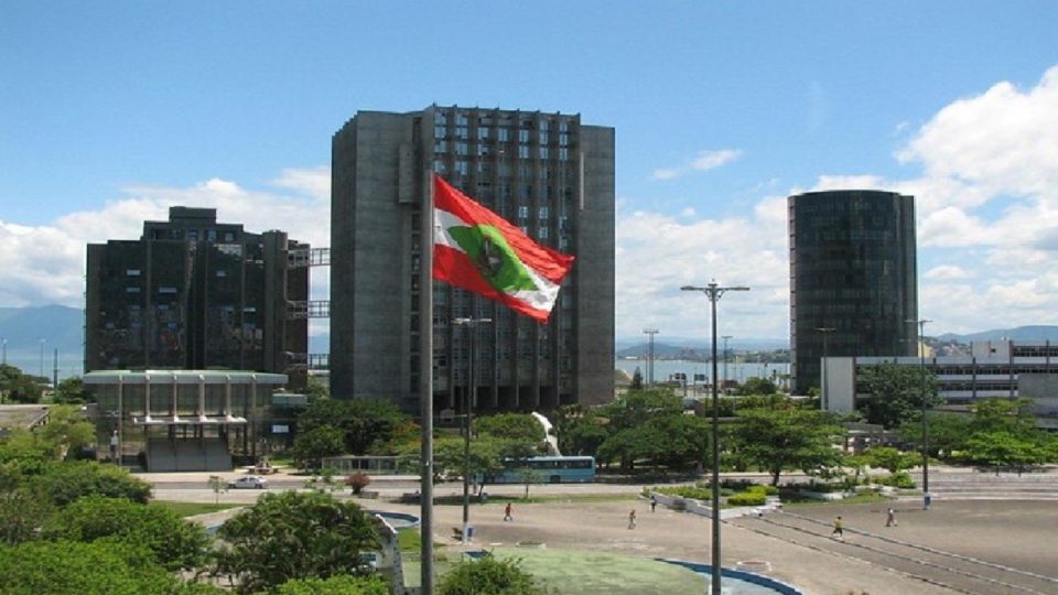 TJ-SC abre processo administrativo contra servidores que não se vacinaram Pelo menos 12 processos administrativos contra servidores públicos do TJ-SC que não se vacinaram contra Covid-19 já foram abertos.