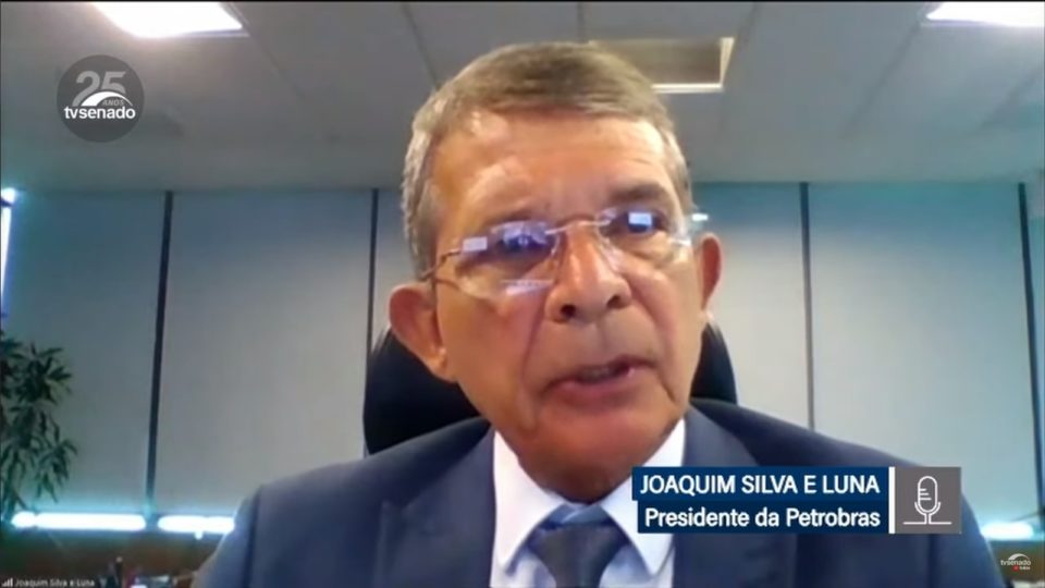Presidente da Petrobras defende uso de dividendos para estabilizar preço do combustível O presidente da Petrobras, Joaquim Silva e Luna, falou à comissão do Senado por videochamada.
