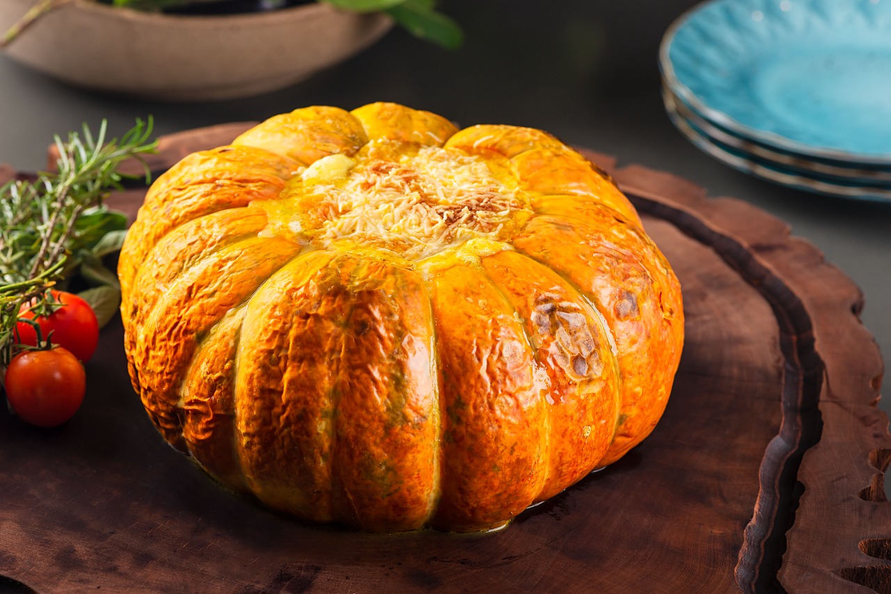 O Camarão na Moranga com arroz de açafrão serve quatro pessoas.