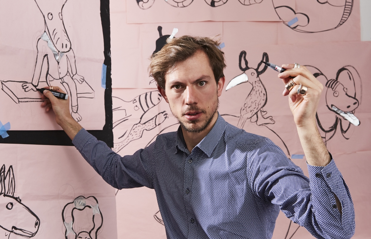 Um artista transmídia que trabalha com diversão de luxo. É assim que se define o italiano, famoso por mesclar funções, formas e cores múltiplas, em que o denominador comum é a alegria. Um artista transmídia que trabalha com diversão de luxo. É assim que se define o italiano, famoso por mesclar funções, formas e cores múltiplas, em que o denominador comum é a alegria.