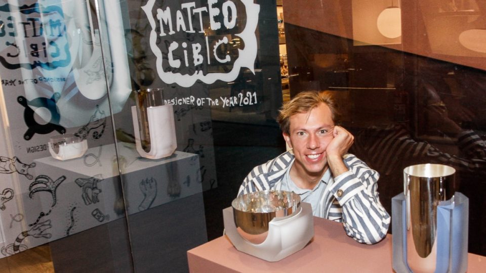 “Luxo é cor e irreverência”, defende o designer italiano Matteo Cibic Matteo Cibic é especialista em luxury fun e busca boa parte de sua inspiração no trabalho do tio, o arquiteto e fundador do Grupo Memphis, Aldo Cibic.