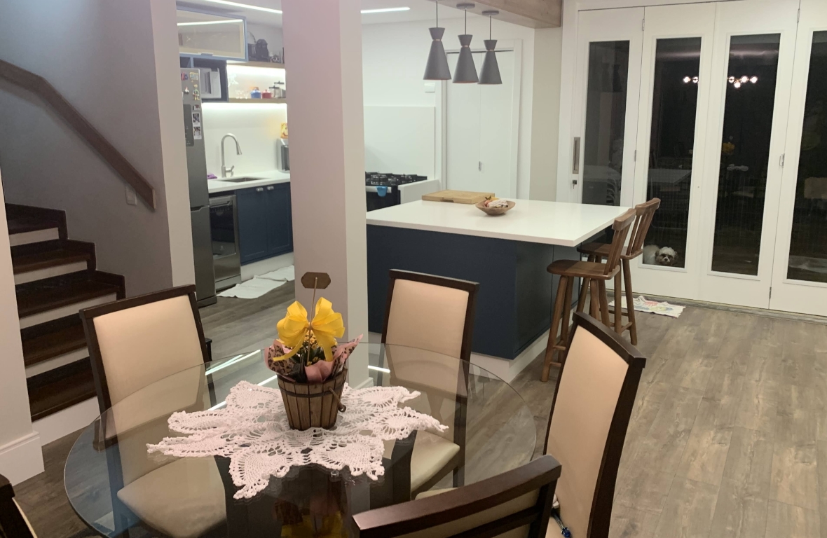 Obra na casa do casal Hevelin e Tiago incluiu abrir espaço na cozinha para uma ilha. Obra na casa do casal Hevelin e Tiago incluiu abrir espaço na cozinha para uma ilha.