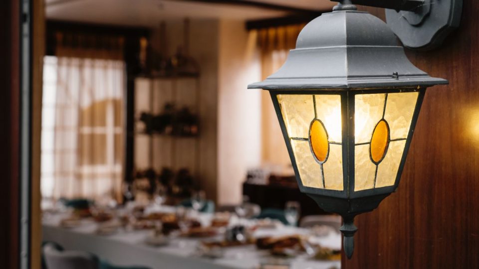 Plataforma ajuda restaurantes a economizarem até 15% na conta de luz Luz restaurante