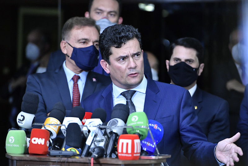 Moro defende Auxílio Brasil sem “efeitos colaterais” de derrubar teto de gastos O ex-juiz Sergio Moro ao chegar no Senado nesta terça-feira (23) acompanhado de parlamentares do Podemos.