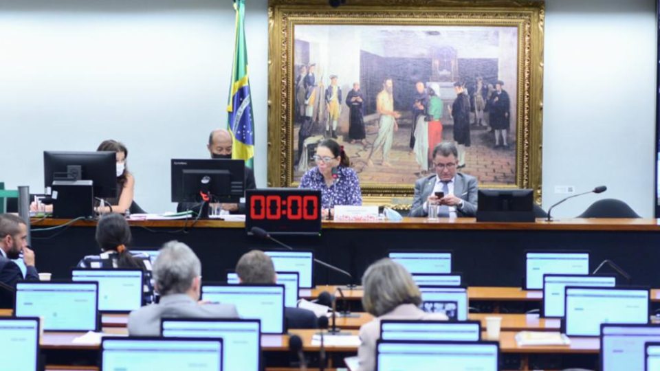 CCJ aprova PEC que antecipa aposentadoria obrigatória de ministros do STF PEC