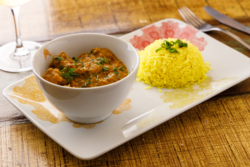 Restaurante de cozinha indiana tradicional, o Swadisht traz receitas como o beef curry, com cubos de carne preparados ao molho consistente de curry e especiarias, servidos com lemon rice. Restaurante de cozinha indiana tradicional, o Swadisht traz receitas como o beef curry, com cubos de carne preparados ao molho consistente de curry e especiarias, servidos com lemon rice.