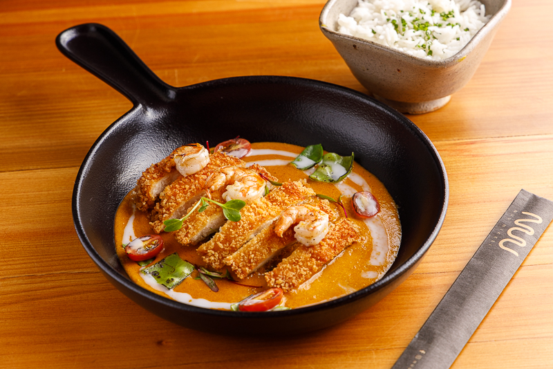 Mesclando as cozinhas japonesa e peruana, o Nuu Nikkei traz pratos exóticos como o surf N turf, com camarão e frango crocante ao molho curry, leite de coco, vegetais e arroz branco com especiarias, uma das atrações do jantar da casa. Mesclando as cozinhas japonesa e peruana, o Nuu Nikkei traz pratos exóticos como o surf N turf, com camarão e frango crocante ao molho curry, leite de coco, vegetais e arroz branco com especiarias, uma das atrações do jantar da casa.