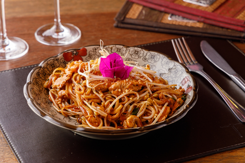 Sabores exóticos em receitas de encher os olhos e o paladar. No Thai é possível experimentar as delícias da cozinha tailandesa. Um exemplo é o clássico pad thai, com massa thai de arroz com camarão, frango e vegetais. Sabores exóticos em receitas de encher os olhos e o paladar. No Thai é possível experimentar as delícias da cozinha tailandesa. Um exemplo é o clássico pad thai, com massa thai de arroz com camarão, frango e vegetais.
