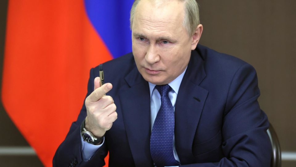 Putin revela ter recebido vacina nasal russa contra a Covid-19 O presidente da Rússia, Vladimir Putin, em reunião com o gabinete de ministros via teleconferência em sua residência em Sochi, Rússia, 24 de novembro