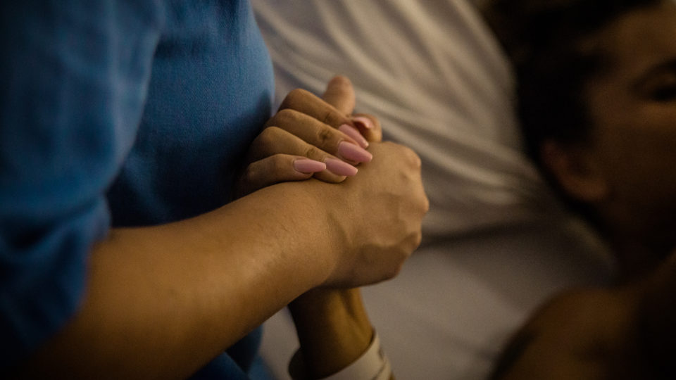 Parto humanizado: uma experiência positiva para a mãe e o bebê Em um parto humanizado, a mãe e o bebê decidem o fluxo do nascimento e o tempo deles é respeitado.