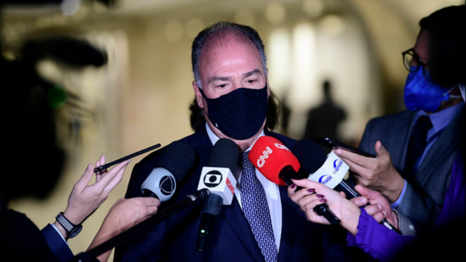 Relator propõe “drible” na Lei de Responsabilidade Fiscal para garantir Auxílio Brasil Líder do governo no Senado Federal e relator da PEC 23/2021 (PEC dos Precatórios), senador Fernando Bezerra Coelho (MDB-PE) propôs um “drible” na Lei de Responsabilidade Fiscal para garantir o Auxílio Brasil permanente.