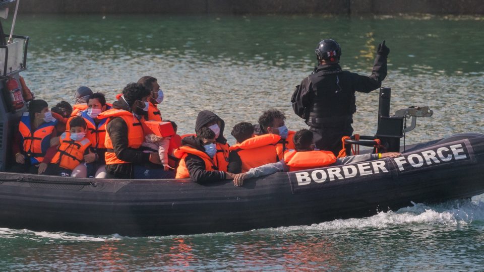 Ao menos 31 migrantes morrem em naufrágio de barco no Canal da Mancha Patrulha britânica transporta migrantes no Canal da Mancha, em junho: neste ano, 24.655 pessoas tentaram fazer a travessia irregularmente
