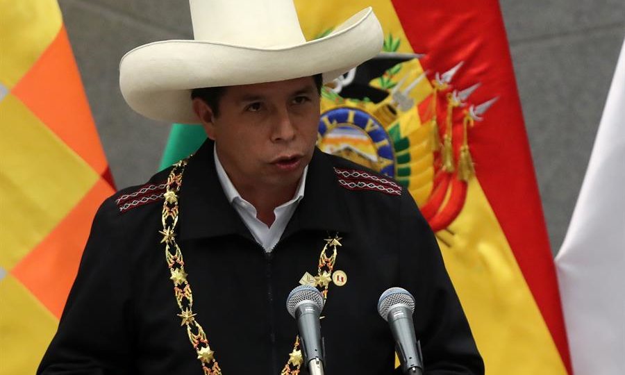 ONG acusa presidente do Peru de restringir liberdade de expressão O presidente do Peru, Pedro Castillo, durante visita a La Paz, Bolívia, 30 de outubro. Castillo ameaçou cortar publicidade estatal de alguns meios de comunicação