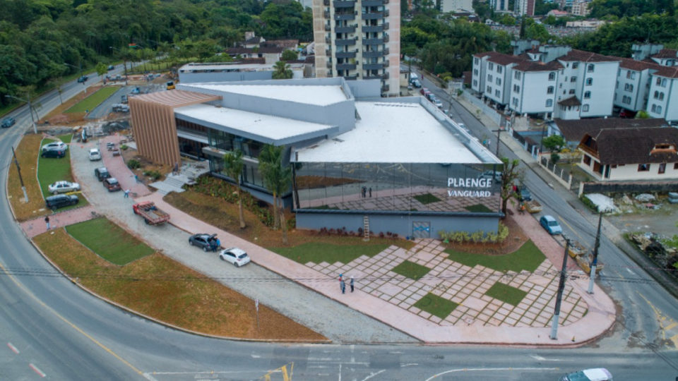 Plaenge chega a Santa Catarina e amplia atuação em São Paulo e no Chile Vista aérea da central de apartamentos decorados da Plaenge em Joinville