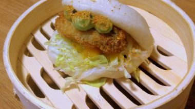 André Pionteke lança menus degustação em dois tamanhos na Kitsune Bao de ostra, manga e abacate – pão feito na casa, cozido no vapor, dobrando com a ostra empanada, frita, chutney de manga, abacate e alface.
No menu da Kitsune.