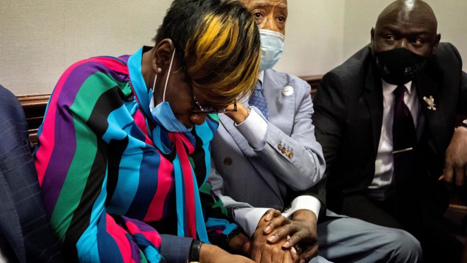 Justiça da Geórgia condena três por assassinato de homem negro Wanda Cooper-Jones, mãe da vítima, se emociona após o anúncio do veredicto