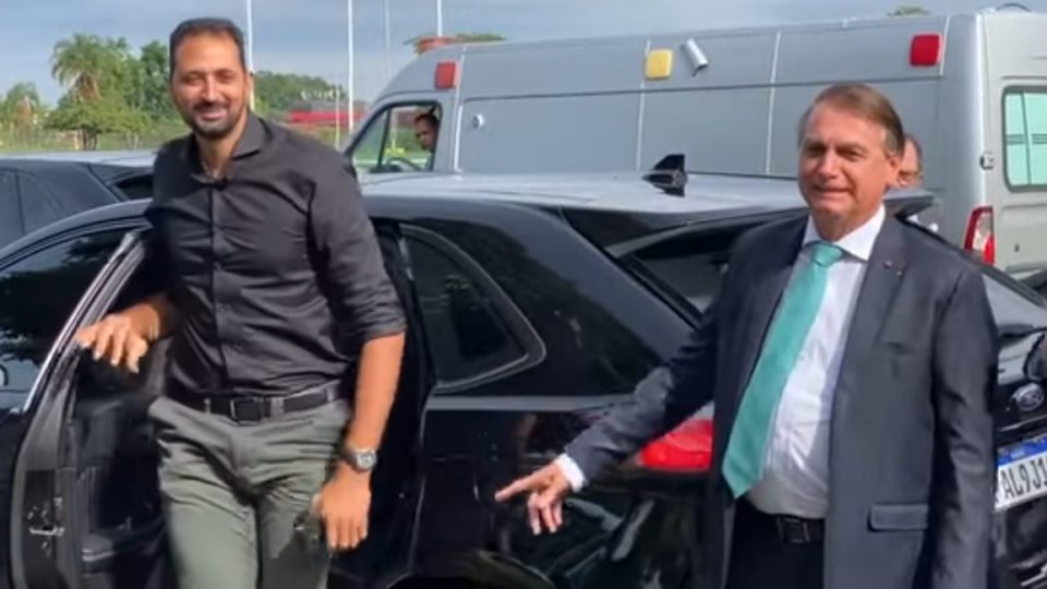 Maurício Souza fala sobre possibilidade de fim da carreira no vôlei e vida pública Maurício Souza e o presidente Jair Bolsonaro conversaram com apoiadores em frente ao Palácio da Alvorada