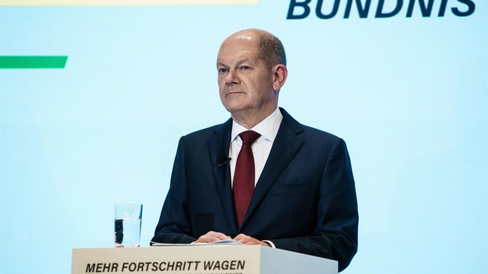 Quem é Olaf Scholz, que está a caminho de ser o próximo chanceler da Alemanha Com raízes socialistas na juventude, Scholz foi se tornando menos radical ao longo dos anos e ganhou fama de pragmático e austero