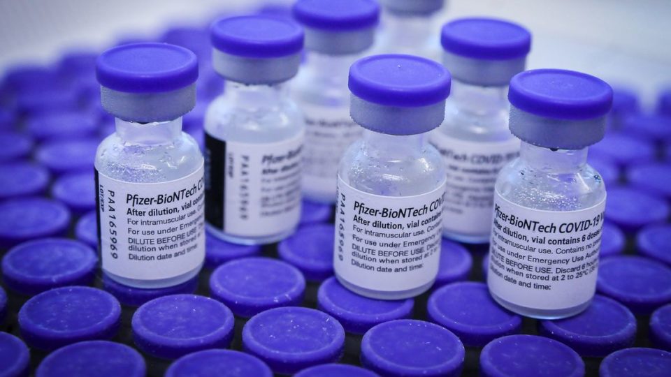 Pfizer diz que vacina de dose dupla contra Covid não é eficaz em crianças de 2 a 5 anos Empresa informou que agora tentará adicionar uma terceira aplicação após dois meses para aumentar essa eficácia.