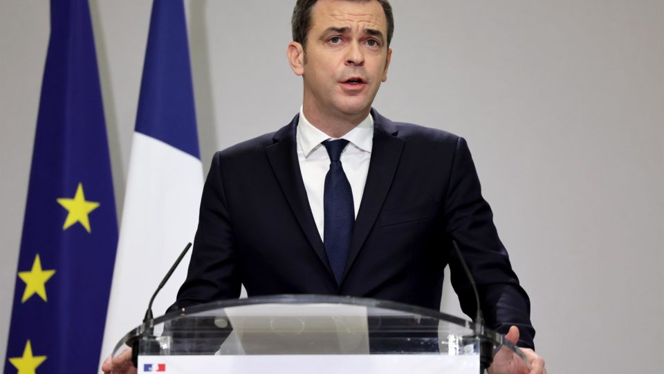 França obriga uso de máscaras e Itália tem novas restrições para não vacinados O ministro da Saúde da França, Olivier Véran, fala sobre a situação da Covid-19 e novas medidas do governo para conter os contágios do vírus, em Paris, 25 de novembro