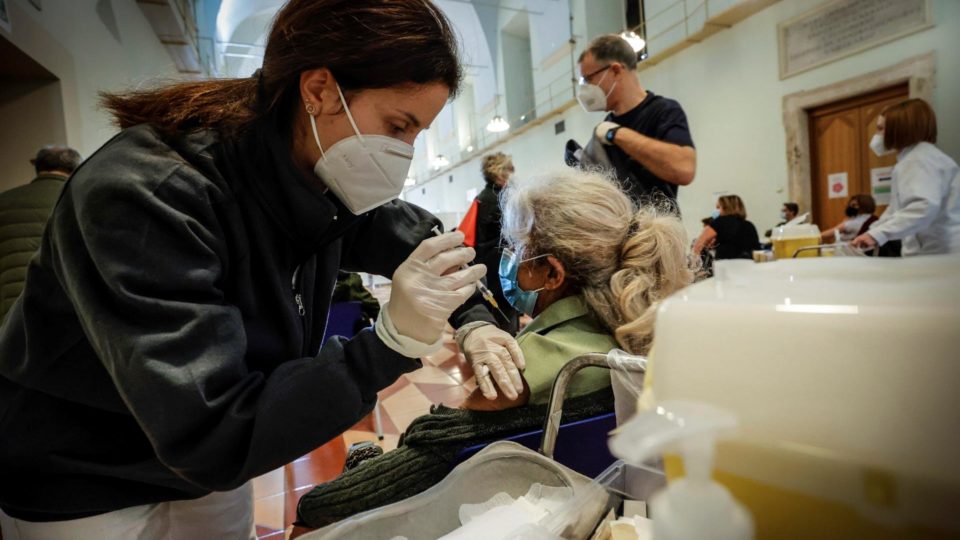 Agência europeia aprova uso da vacina da Pfizer em crianças de 5 a 11 anos Profissionais da saúde aplicam doses de reforço da vacina da Pfizer contra Covid-19 em posto de vacinação em Roma, Itália, 21 de novembro
