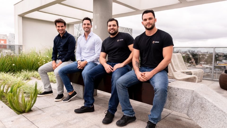 Fintech curitibana alia tecnologia e especialistas em linhas de crédito Lucas Flores (co-fundador), Julio Doninelli (investidor), Gabriel Nasser (co-fundador) e Marcos Mendonça (co-fundador).