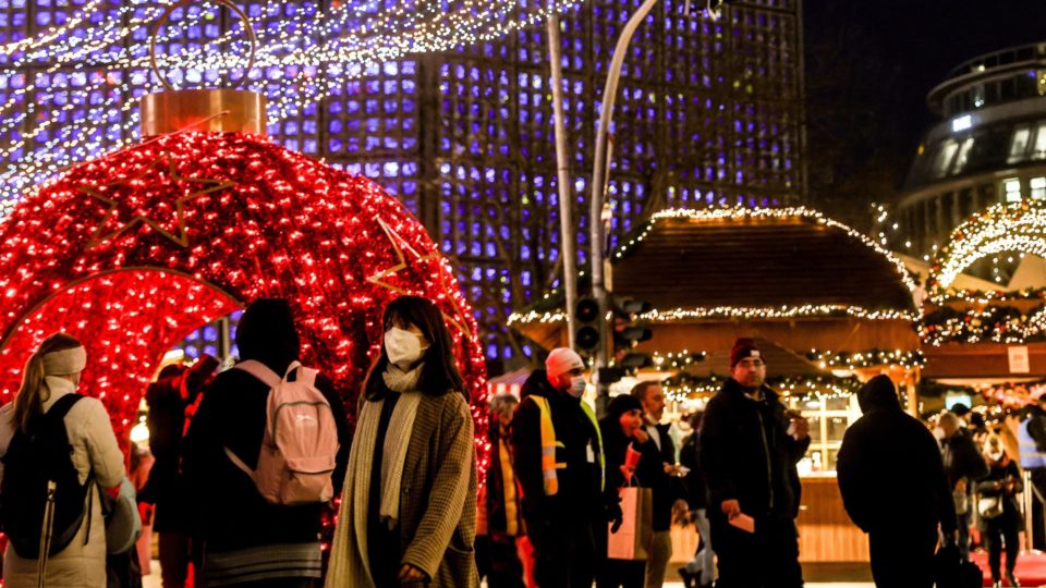 Como a nova onda de Covid-19 tem afetado vacinados e não vacinados na Alemanha Visitantes usam máscaras de proteção em feira de Natal em Berlim, Alemanha, 25 de novembro. A Alemanha tem registrado aumento de infecções pelo coronavírus