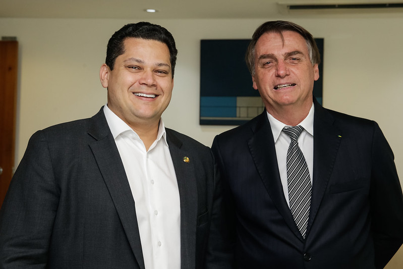 Bolsonaro diz não entender demora de Alcolumbre para pautar sabatina de Mendonça: “Tudo teve conosco” O presidente Jair Bolsonaro e o presidente da CCJ do senado, Davi Alcolumbre.