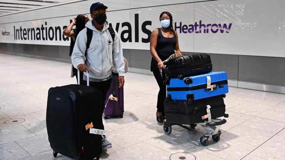 Reino Unido e Israel suspendem voos de países africanos após detecção de nova variante Passageiros na área de desembarque internacional do Aeroporto de Heathrow, o mais movimentado do Reino Unido