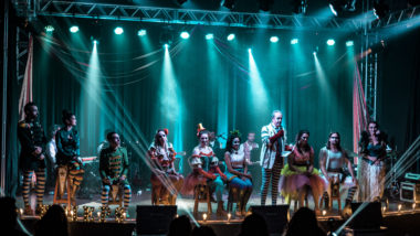 Clássico ‘O Grande Circo Místico’ estreia amanhã (8), em Curitiba Show é formado por 14 cantores e cantoras e oito instrumentistas e traz clássicos do disco lançado em 1983.