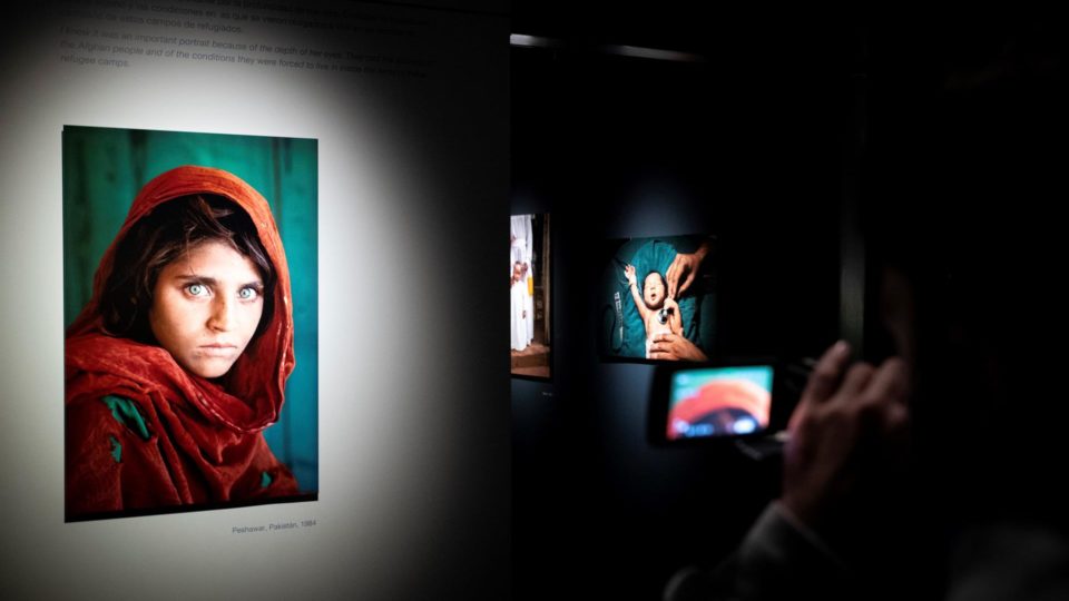 A desfaçatez sobre Sharbat Gula, a afegã de olhos verdes Fotografias de Steve McCurry em exposição retrospectiva de sua carreira em Madri, Espanha, 17 de novembro. O retrato da menina afegã Sharbat Gula, de 1984, é a capa mais icônica da história da revista National Geographic