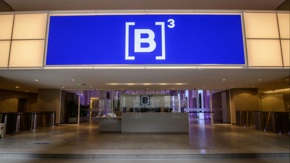 Bolsa revisa dados e agora aponta saída de R$ 7 bilhões de estrangeiros em 2021 Ibovespa