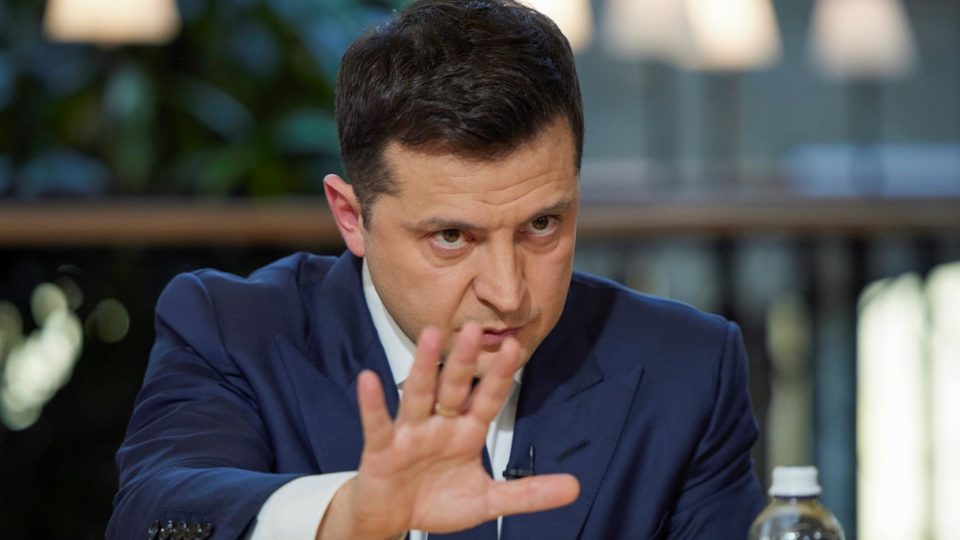 Presidente da Ucrânia diz que há plano de golpe de Estado no país; Rússia nega envolvimento O presidente da Ucrânia, Volodimir Zelenski, fala com a imprensa em Kiev, Ucrânia, 26 de novembro