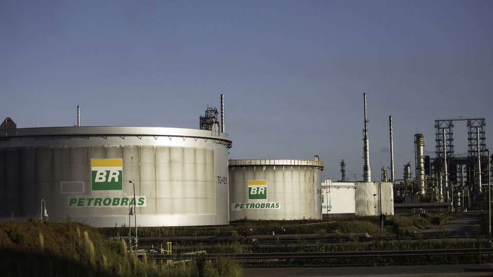 Senadores votam projeto que muda preços da Petrobras e tributa exportação de petróleo Além de propor fundo de estabilização, projeto quer mudar política de preços da Petrobras e criar imposto sobre exportação de petróleo bruto.