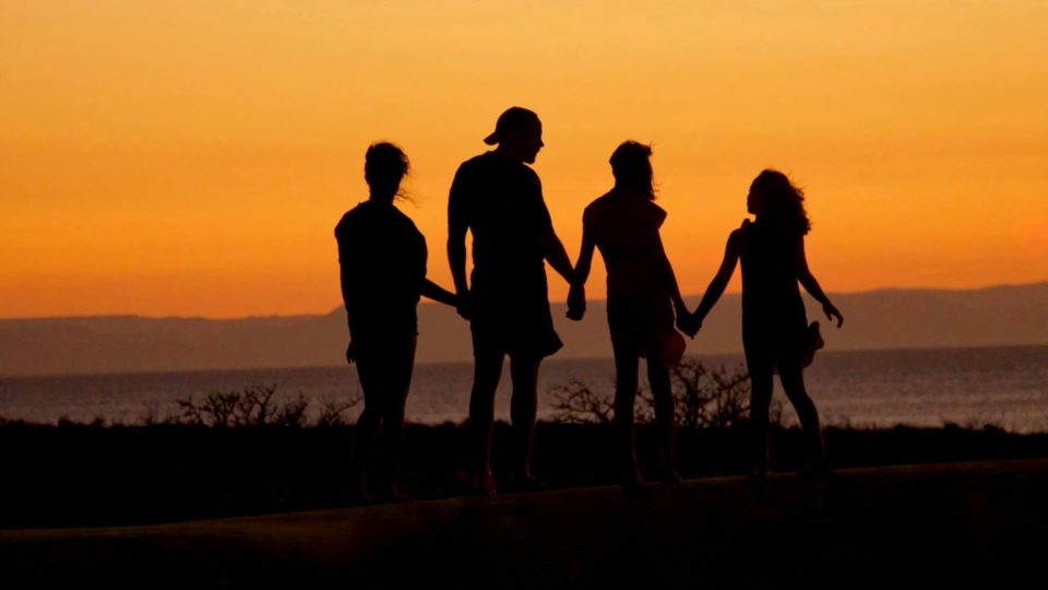 Avanço da agenda transgênero ameaça direito dos pais Família e o pôr do sol