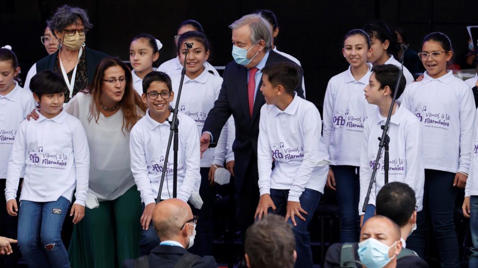 A reabilitação das Farc O secretário-geral da ONU, António Guterres, brinca com um grupo de crianças durante ato em comemoração dos cinco anos do acordo de paz entre as Farc e o governo colombiano, em Bogotá