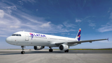 Após aval a Azul e Gol, Anac autoriza Latam a voar com menos comissários Latam também poderá voar com menos comissários a bordo.