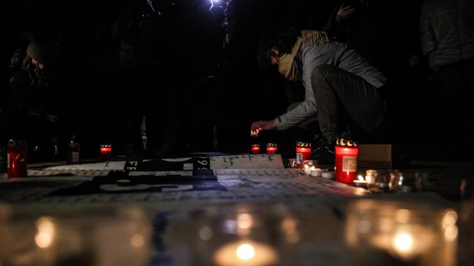 Após tragédia no Canal da Mancha, França e Reino Unido trocam acusações Imigrantes mortos no naufrágio de quarta-feira foram homenageados em Calais, na França