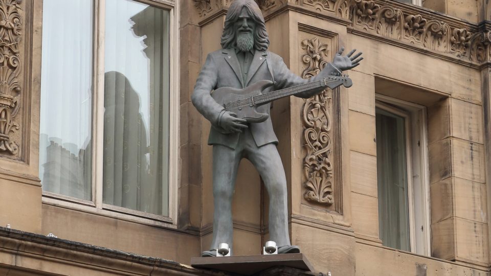 Século cancelado Escultura de George Harrison num prédio de Liverpool, na Inglaterra..