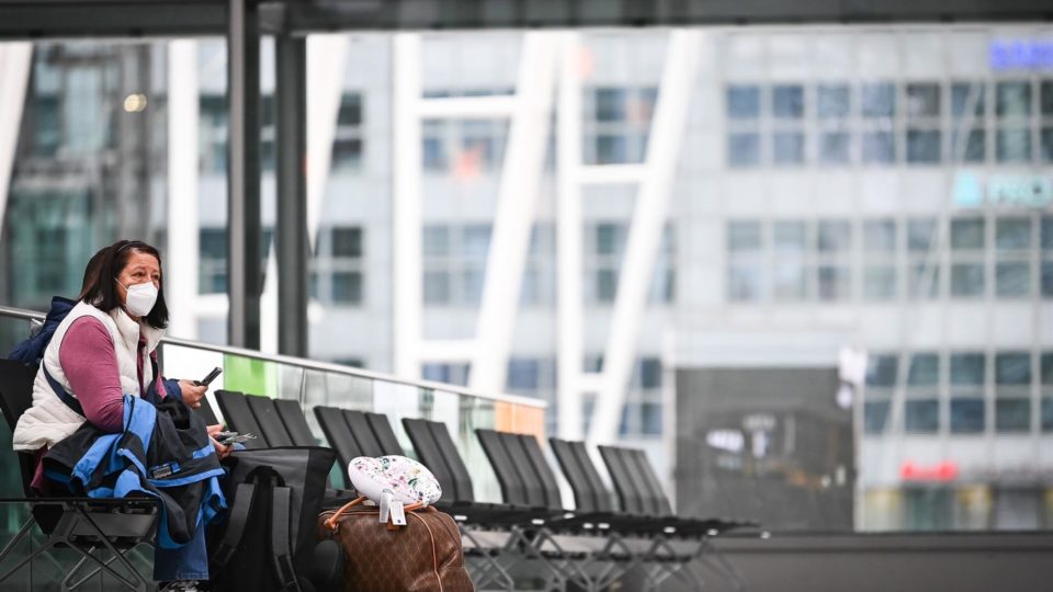 EUA agradecem África do Sul pela transparência na divulgação de nova variante Passageira com máscara de proteção aguarda no aeroporto de Munique, Alemanha, 27 de novembro
