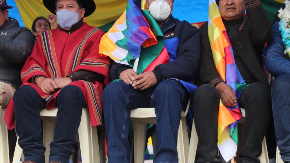 Jornalistas bolivianos acusam Evo Morales de incitar ódio e violência contra a imprensa El exmandatario Evo Morales (d) junto al presidente de Bolivia Luis Arce (c) y el vicepresidente David Choquehuanca (i)