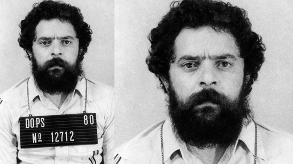 Biografia de Lula torna o leitor cúmplice de uma farsa político-intelectual Em “Lula, volume 1”, o biografado é um herói abnegado, um ungido vítima de uma injustiça e investido da missão de provar sua inocência e, mais uma vez, salvar o país do jugo das elites.