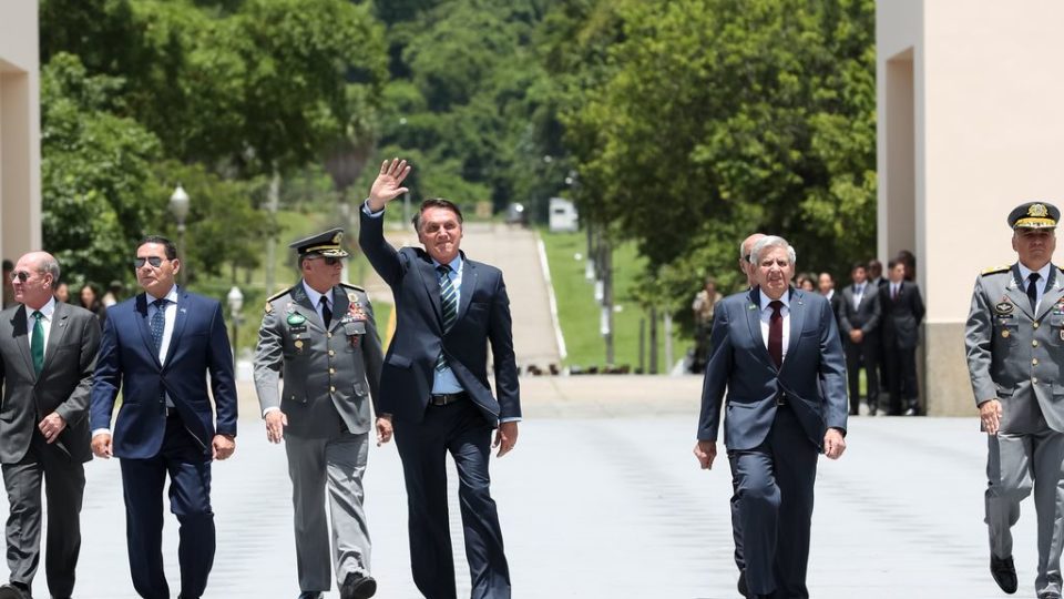 Mulher é detida depois de xingar o presidente Jair Bolsonaro O presidente Jair Bolsonaro durante cerimônia na Aman.