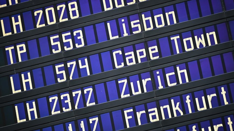 Outra variante, a mesma ameaça Vários países estão proibindo voos provenientes de nações do sul da África.