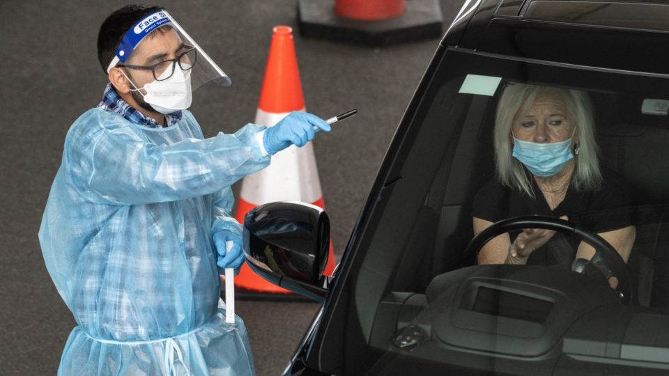 OMS alerta sobre risco global “muito alto” da variante ômicron do coronavírus Profissionais de saúde fazem testes de Covid-19 em centro de testagem em Sydney, Austrália, 29 de novembro