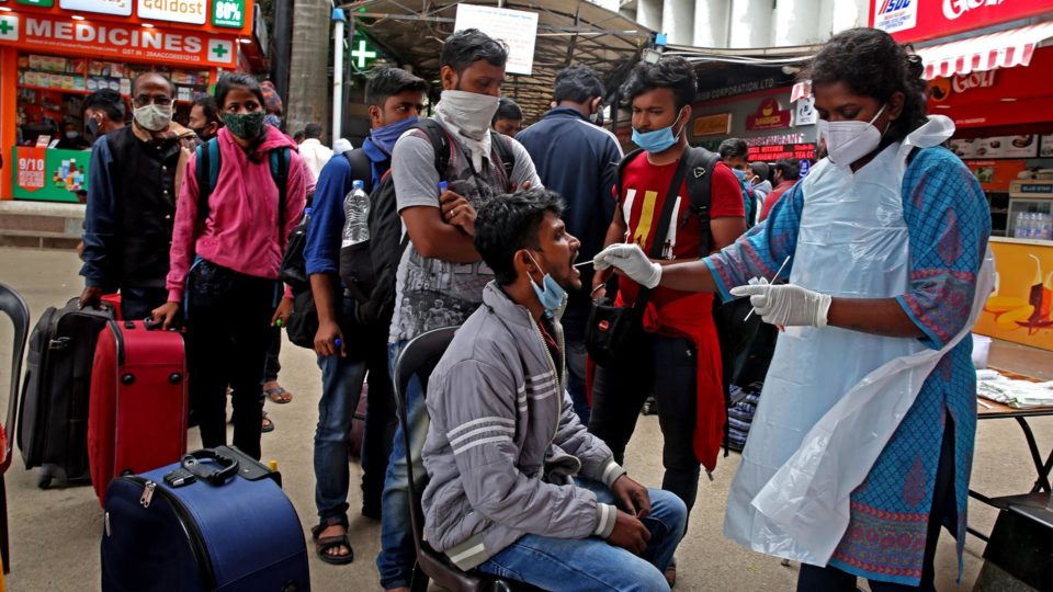 Especialistas sul-africanos confiam na resposta da vacina à variante ômicron Profissional de saúde faz testes de Covid-19 em estação de trem em Bangalore, Índia, 29 de novembro. Países reforçam medidas de prevenção após o surgimento da variante de preocupação “ômicron” do coronavírus