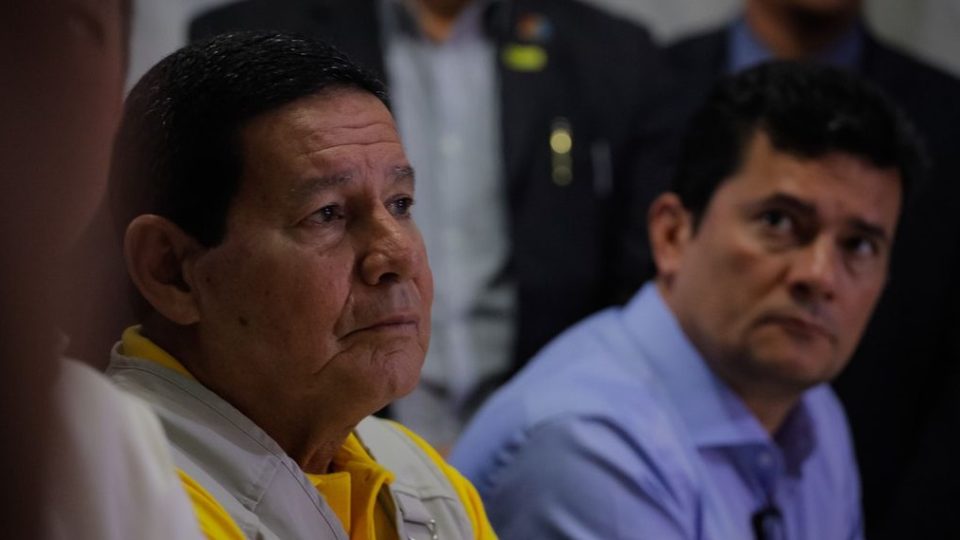 Mourão tem trocado mensagens com Sergio Moro, diz jornal O vice-presidente Hamilton Mourão (PRTB) tem trocado mensagens e ensaia uma aproximação com o ex-ministro Sergio Moro, pré-candidato à Presidência da República.