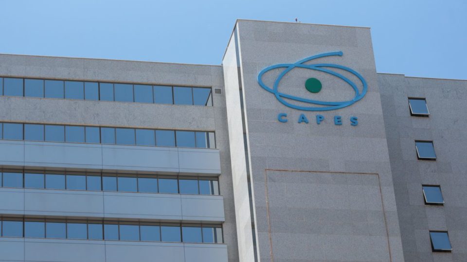 Justiça autoriza Capes a retomar avaliação de cursos de mestrado e doutorado Fachada do edifício-sede da Coordenação de Aperfeiçoamento de Pessoal de Nível Superior (Capes)