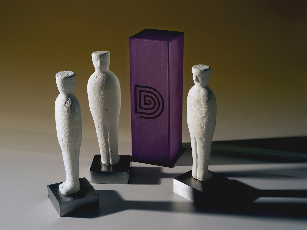 Troféu para a categoria máxima do prêmio foi gentilmente apelidada de Curupira, em homenagem à figura folclórica que inspira seu primeiro formato, criado pelos designers da Furf e da Mush.