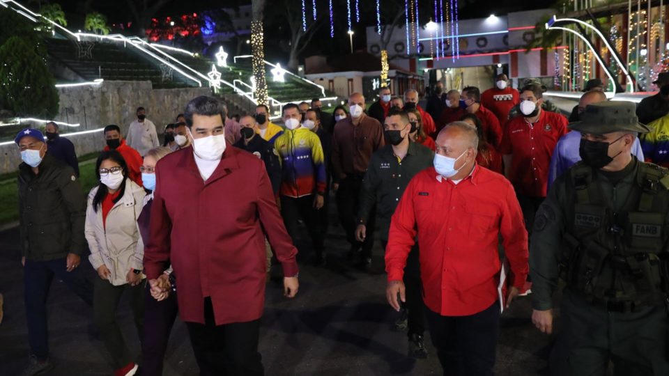 Maduro diz que observadores em eleições eram “espiões” da União Europeia Ditador classificou como “inimigos” os observadores da UE e alegou que entregaram um relatório “cheio de improvisos e mal redigido”